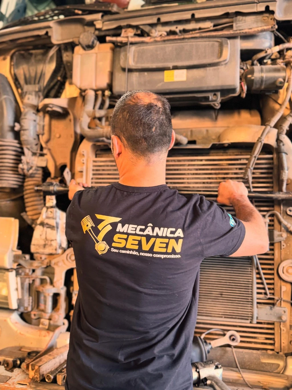 Caminhão sendo reparado