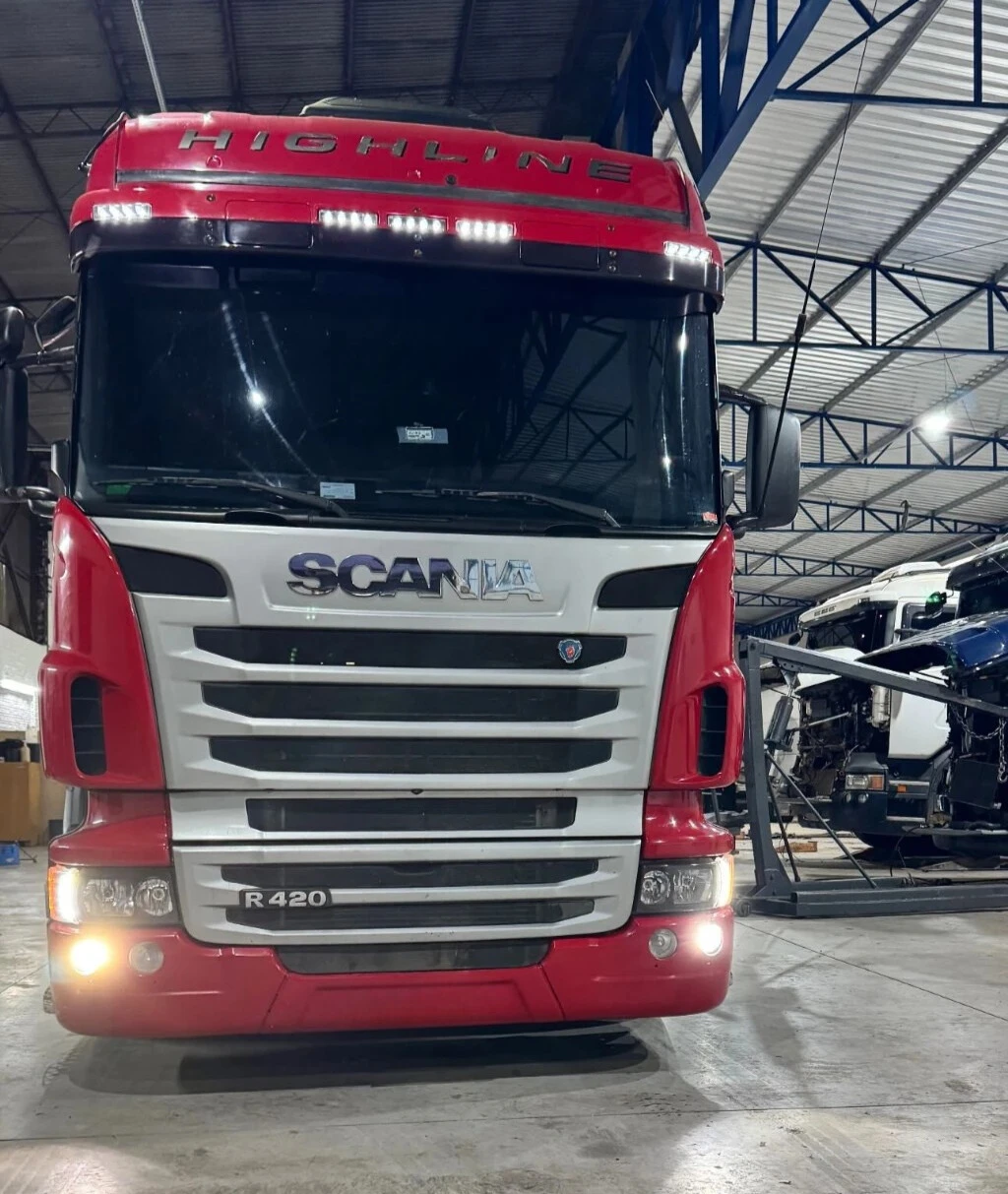 Interior de oficina mecânica com caminhão