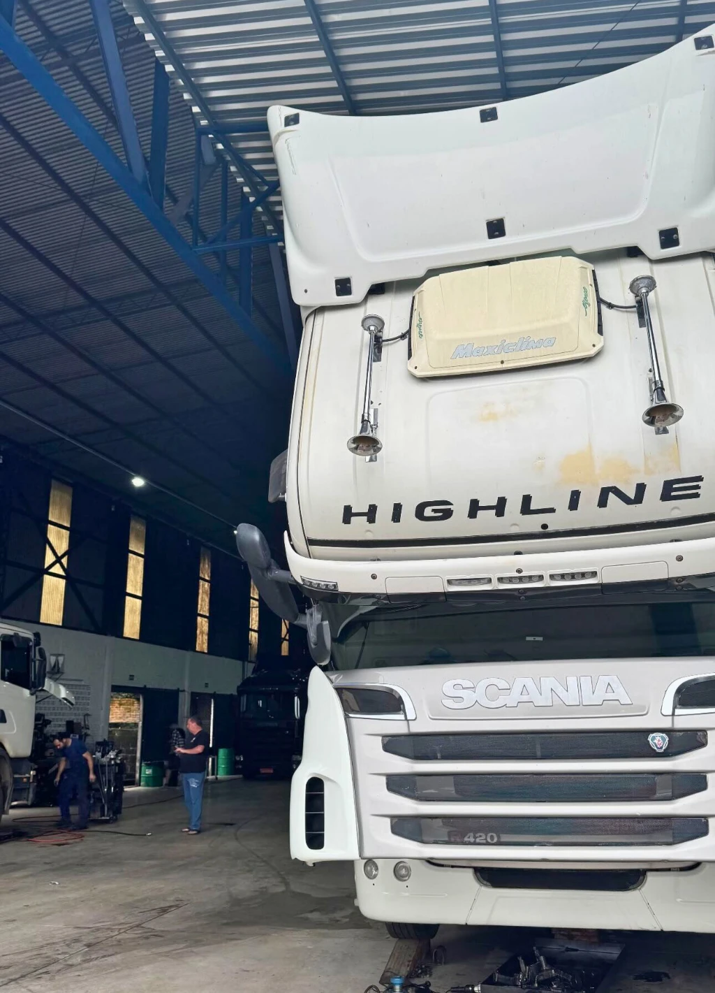 Caminhão Scania na estrada